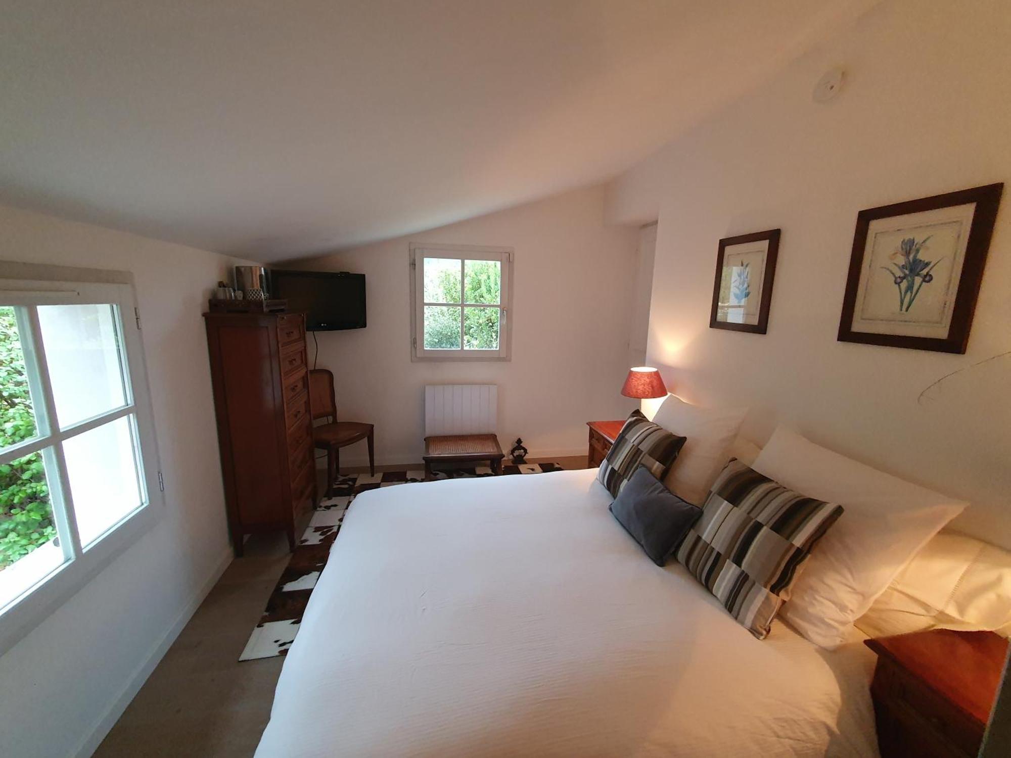 Lou Pantai, Bed And Breakfast, Delux Bedroom Aix-en-Provence Exterior foto